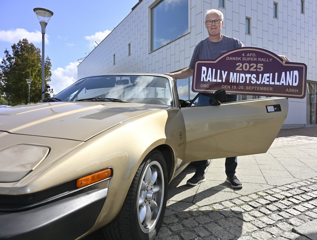”Der venter de lokale beboere en stor oplevelse,” siger Rally Midtsjællands eventchef Kenneth Saust, Viby. Han ses ved en Triumph TR8, der vil være en af de nye og klassiske udstillede biler ved starten
(Foto: Michael Eisenberg)